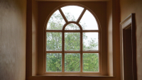 Okna drewniane, PCV, czy aluminiowe? Adaptacja starego domu z cegły.