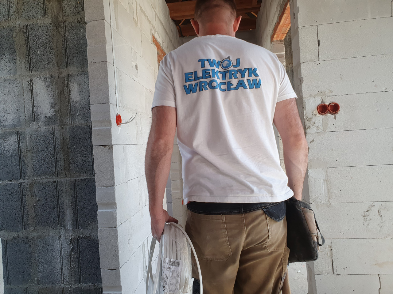 elektryk układa nową instalację elektryczną