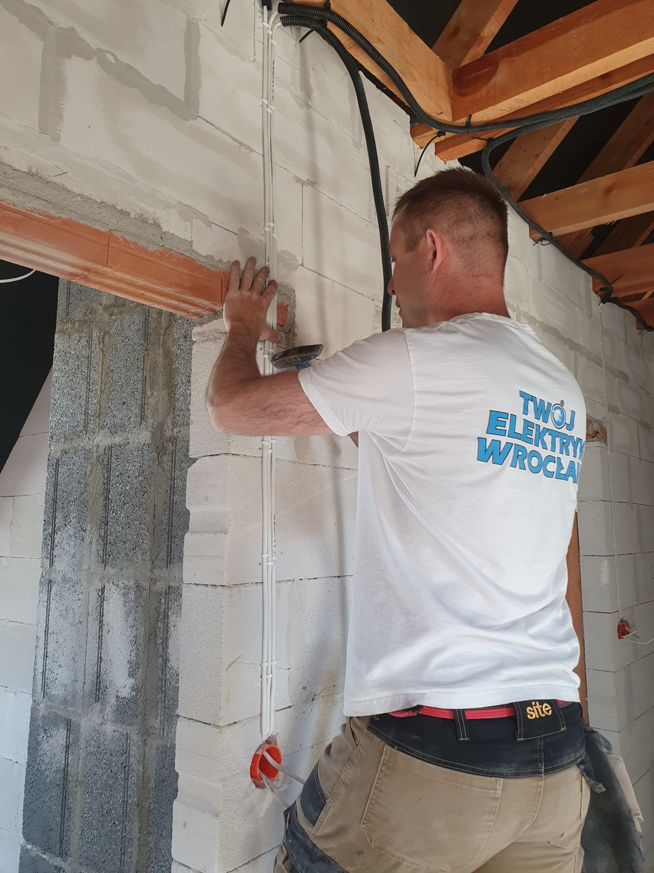 elektryk wymienia instalację