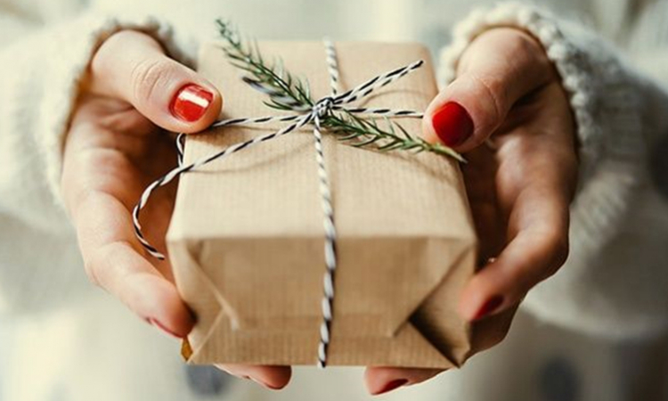 How to Save Money for Your Gifts to Friends on Holiday Season
