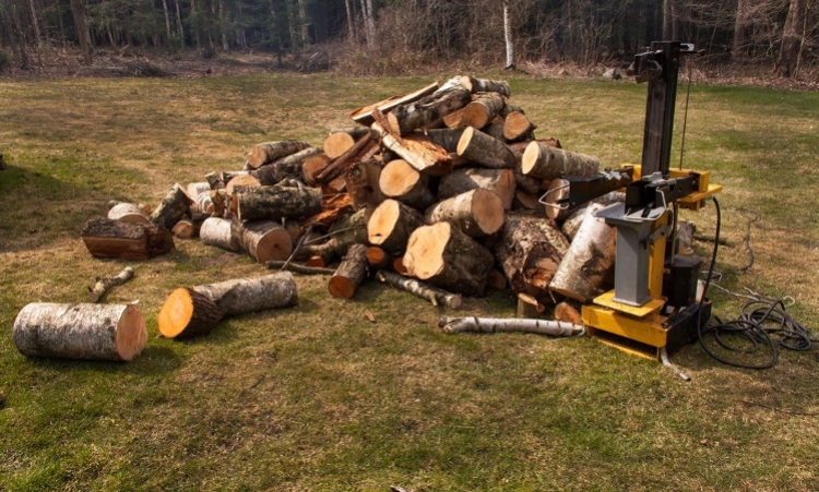 Kiedy warto kupić łuparkę do drewna? Dowiedz się więcej o tym urządzeniu!