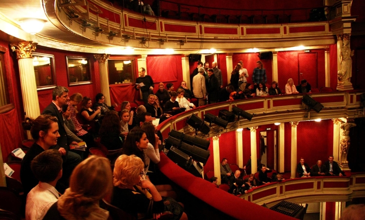 Jak wyglądają koncerty w teatrze?