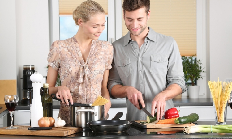 Przybory i akcesoria kuchenne niezbędne w kuchni osoby aktywnej