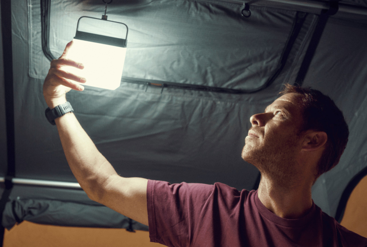 Lampy kempingowe – jak zadbać o dobre oświetlenie swojego kampera?
