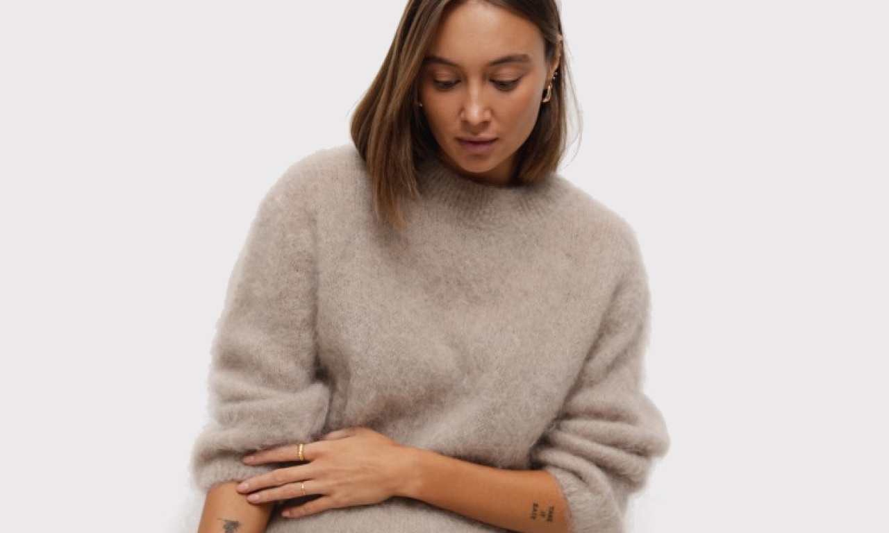 Swetry damskie oversize – jak stylizować luźne fasony?
