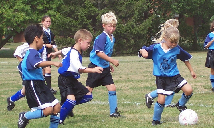 Dlaczego warto zapisywać dzieci do szkółki piłkarskiej?