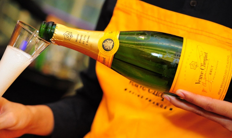 Виноделы продегустировали шампанское «Вдова Клико» со дна Балтийского моря